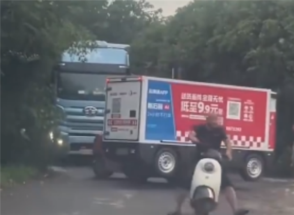 无人快递车硬闯路政围挡:工作人员气到丢反光锥