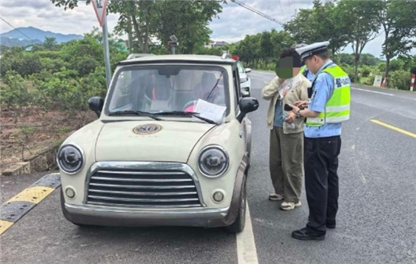 一老头乐挂“蒙H好几个8”车牌上路 交警:系交通违法行为