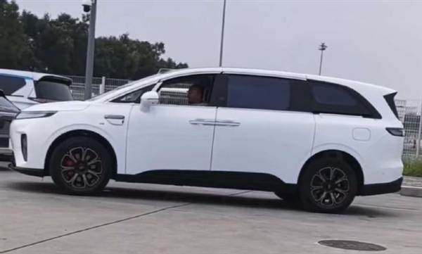 拒绝方盒子造型!享界V8实车图曝光:预计售价30万起