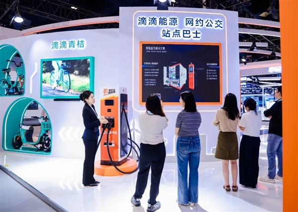 滴滴新一代自动驾驶车型Robotaxi R2亮相:33个传感器、GPU算力超2000TOPS