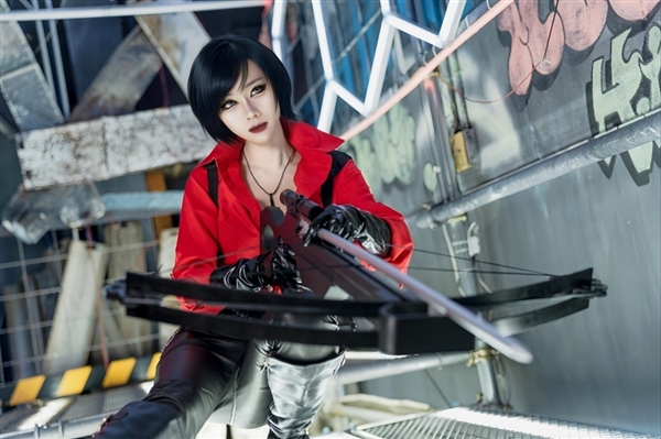 美女Cos《生化危机》艾达王美照 性感好身材藏不住