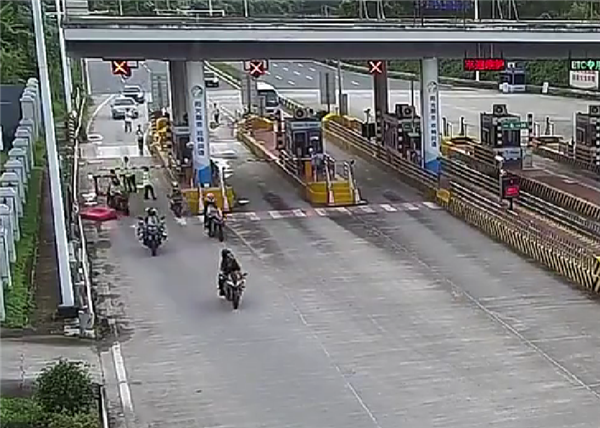10台摩托车组团冲卡上高速1人死亡 网友:又为禁摩出力
