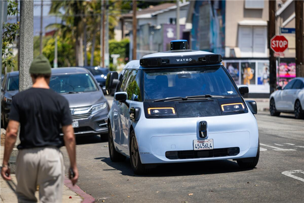 美国百姓集体破防:自己买不到的中国车 Waymo一船一船拉!