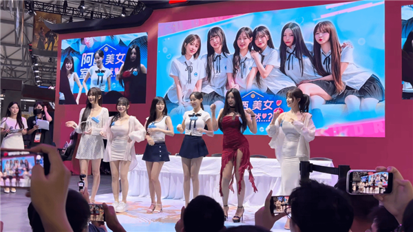 CJ《阿西美女》小姐姐团线下热舞:比游戏带劲多了