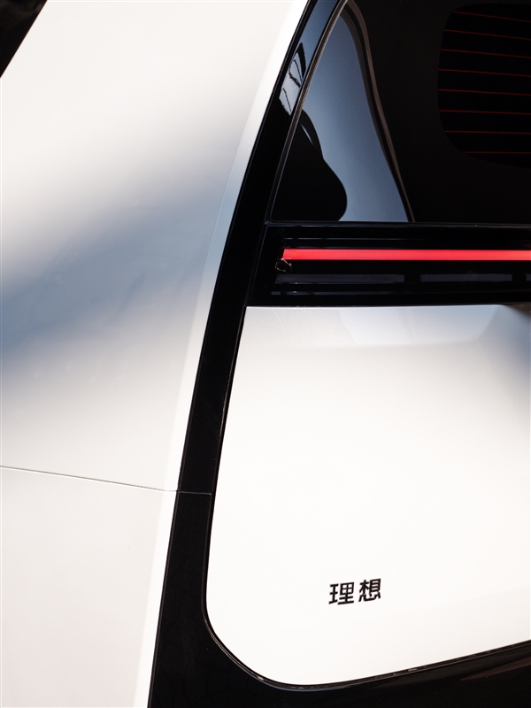 官方预热新一代理想MEGA:用上进化版熊猫白珍珠漆+白色飞碟轮毂