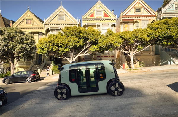 老对手抢跑马斯克!全球首个无方向盘Robotaxi上路运营