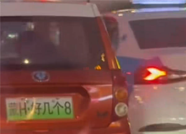 一老头乐挂“蒙H好几个8”车牌上路 交警:系交通违法行为