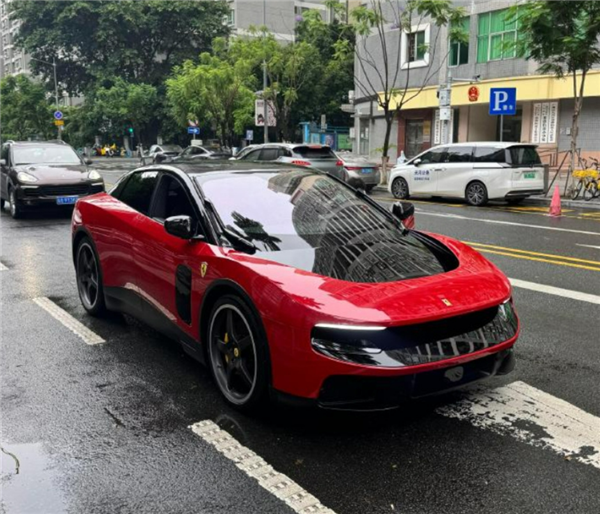 一车难求!法拉利首款纯电车型Luce卖爆:下单两年后才能提车