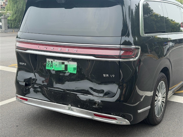 博主开智界V9被日产奇骏追尾:连续撞了四次才停下