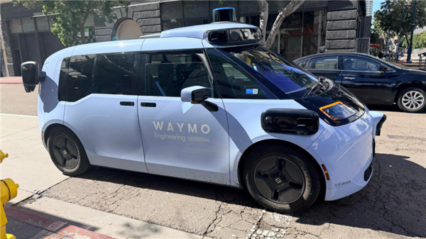 美国百姓集体破防:自己买不到的中国车 Waymo一船一船拉!