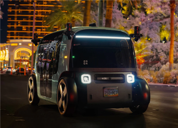 老对手抢跑马斯克!全球首个无方向盘Robotaxi上路运营