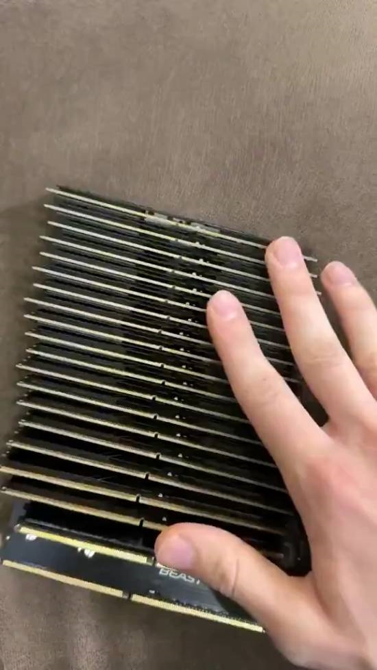 18岁小伙重金怒囤20根DDR5内存!押注15年后翻5倍