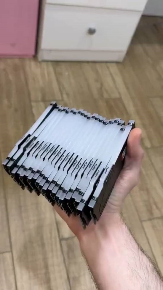 18岁小伙重金怒囤20根DDR5内存!押注15年后翻5倍