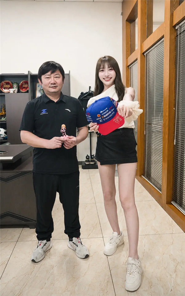 终于见到张雪本人了!台湾省820RR美女车主受邀参观机车工厂
