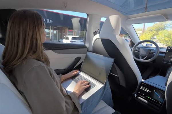特斯拉Robotaxi接连翻车:2.3英里路程要开66分钟 铁粉乘客半路下车改叫Uber