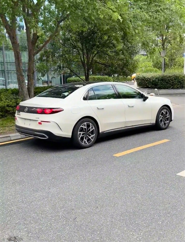 全新奔驰C级纯电实车曝光:会发光的“口罩前脸”能接受吗