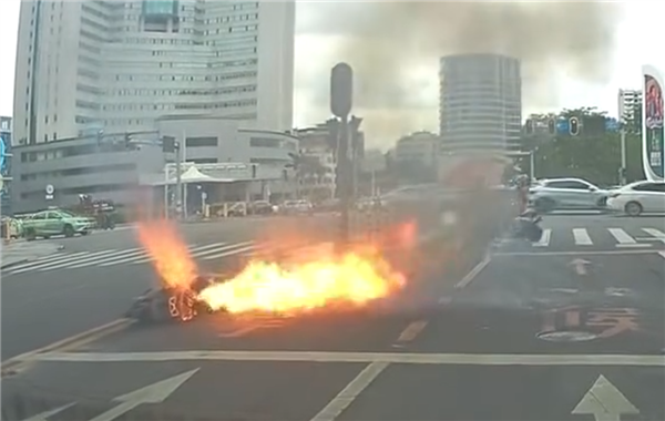 电瓶车行驶途中突发爆燃:外卖小哥神反应躲过一劫