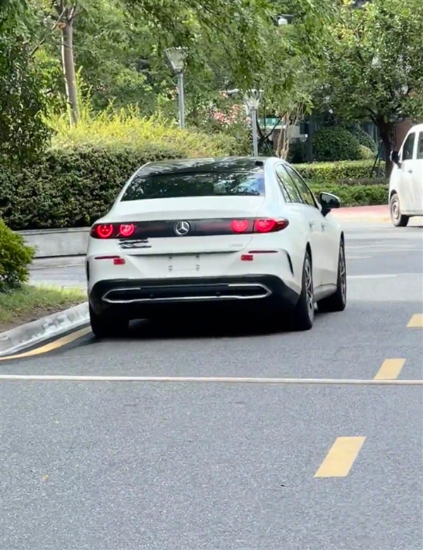 全新奔驰C级纯电实车曝光:会发光的“口罩前脸”能接受吗