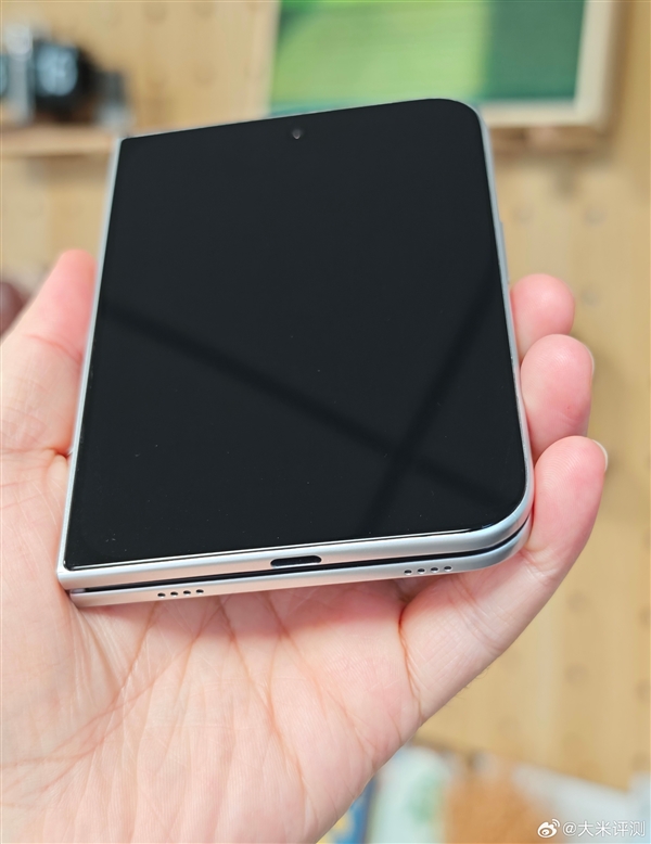曝iPhone折叠手机大小相当于护照:单手操作无压力
