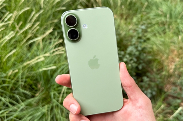 苹果拿下高端手机市场65%的份额:iPhone 17系列功不可没