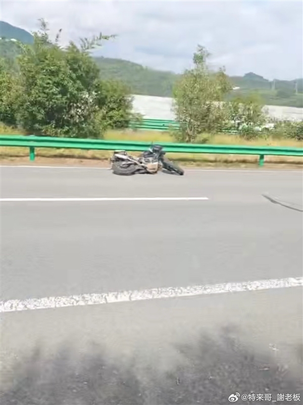 高速路上摩托摔车 蔚来车主紧急停车救人!网友集体点赞
