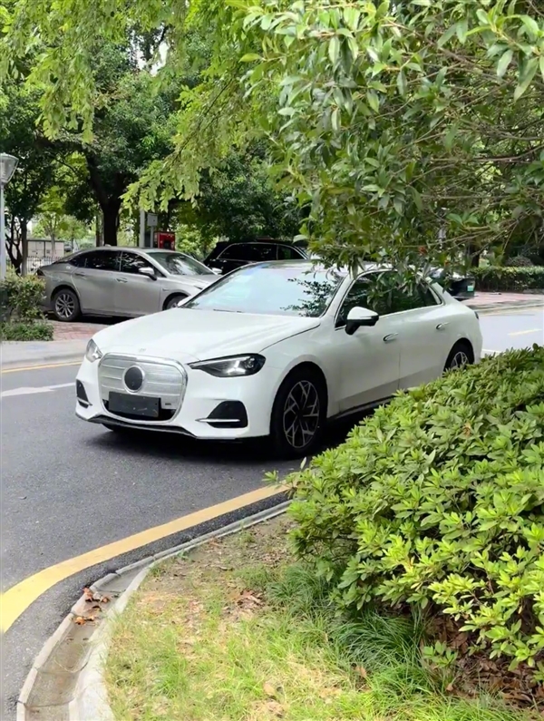 全新奔驰C级纯电实车曝光:会发光的“口罩前脸”能接受吗