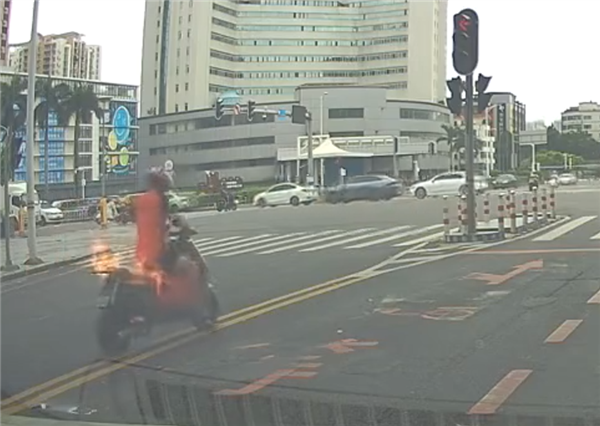 电瓶车行驶途中突发爆燃:外卖小哥神反应躲过一劫