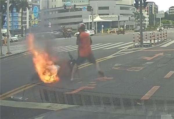 电瓶车行驶途中突发爆燃:外卖小哥神反应躲过一劫
