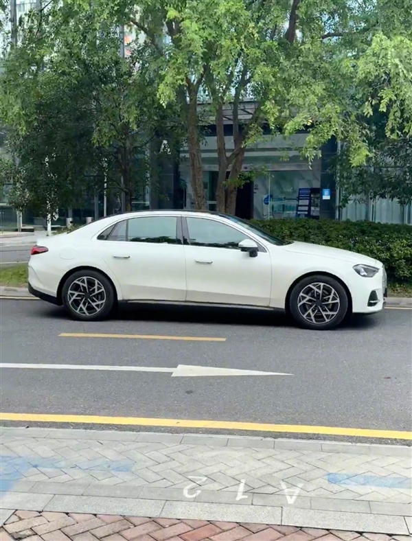 全新奔驰C级纯电实车曝光:会发光的“口罩前脸”能接受吗