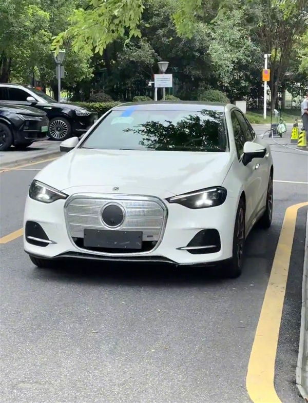 全新奔驰C级纯电实车曝光:会发光的“口罩前脸”能接受吗