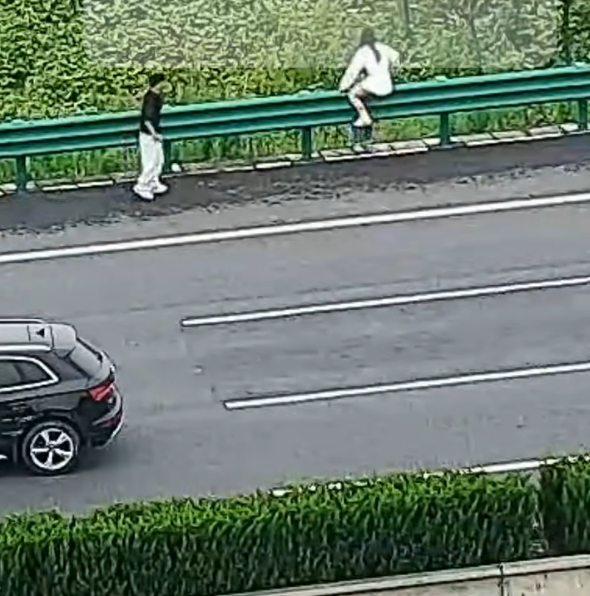 “你要不要命啦” 交警隔空怒吼救下一家三口 10秒后货车撞飞故障车