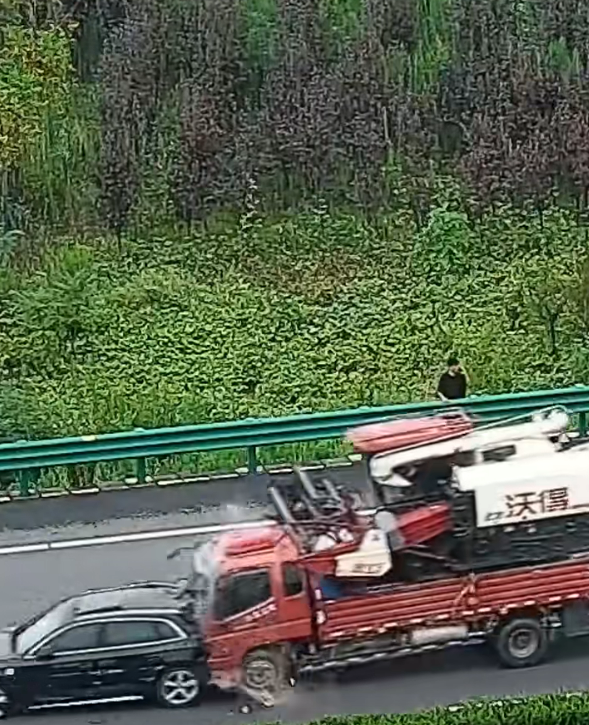 “你要不要命啦” 交警隔空怒吼救下一家三口 10秒后货车撞飞故障车