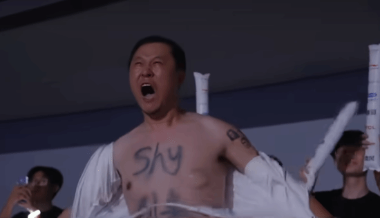 IG对阵AL比赛现场40岁粉丝撕衣应援 胸前“Shy剑来”引爆LPL热议