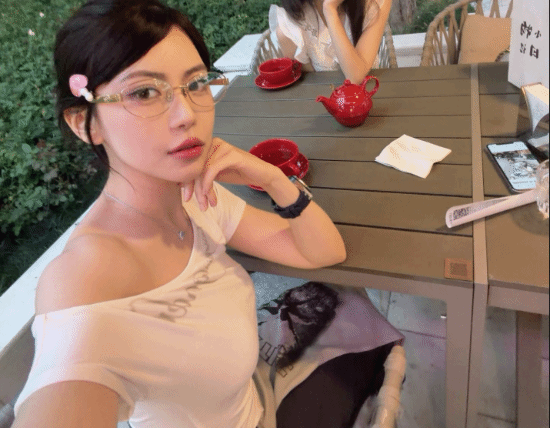 周淑怡刚开直播就被喷妆丑!本人回怼不看就滚
