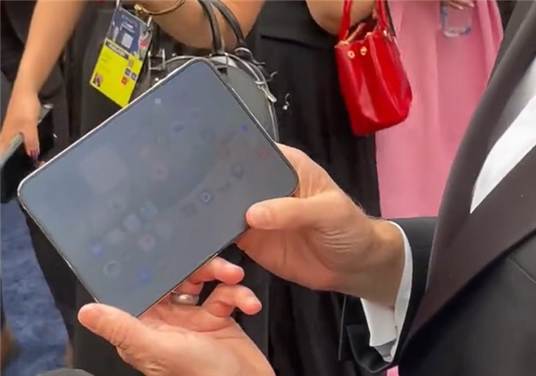 iPhone Duo可靠性翻车:影视飓风Tim在苹果总部掰一下就闪屏了