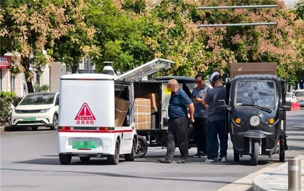 听不懂人话 拦都拦快不住!交警谈无人快递车:路上还随意变道