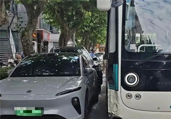 一公交车为避让电瓶车:接连撞坏路边奔驰、宝马、奥迪等多辆车