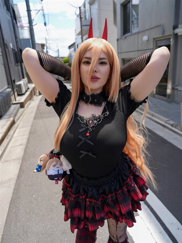 国外美女Cos《漫威金刚狼》魔形女 火辣展示