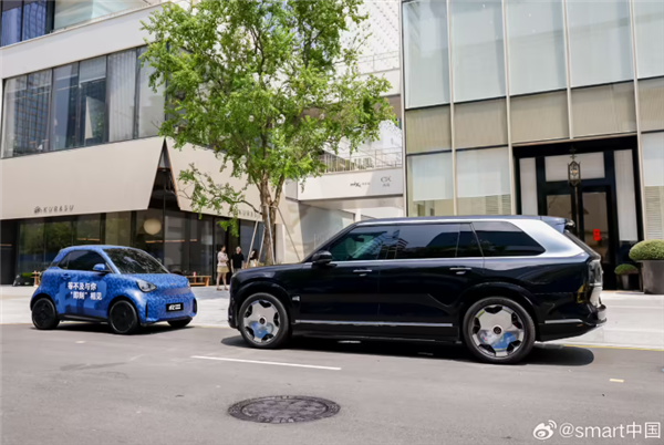 又萌又硬核!smart精灵2号伪装车亮相街头:定位两座纯电小车