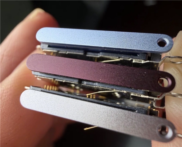 苹果iPhone 18 Pro真机卡托曝光!确认三款配色:银色、天空蓝、深樱桃色