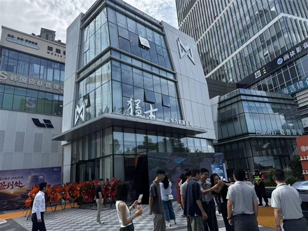 猛士郑州第二店落子正弘城:华为智驾+文旅联名 越野品牌卷出新玩法