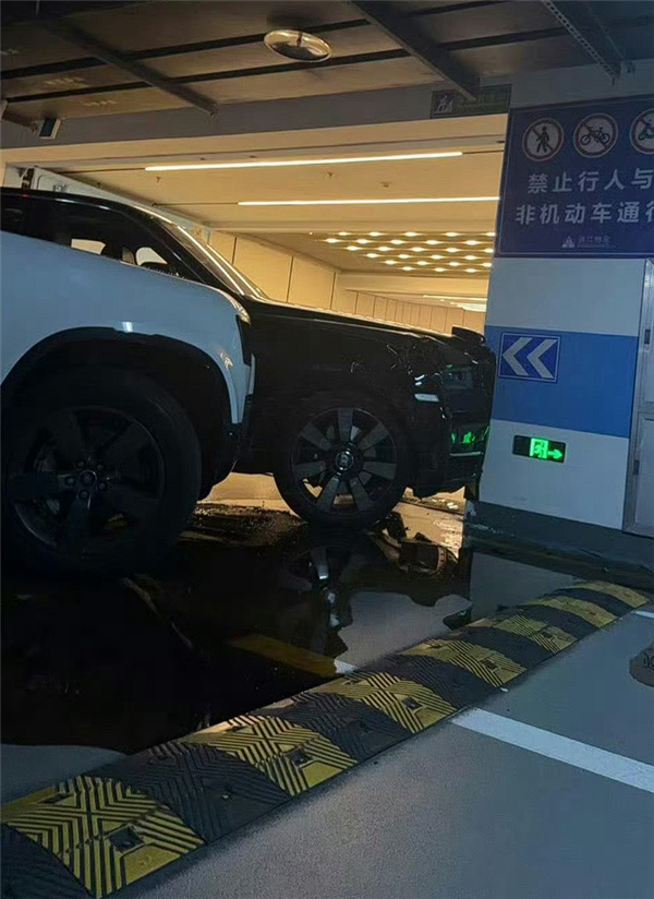 网红韩安冉出车祸 劳斯莱斯被路虎撞后又撞墙漏油:预计损失200万