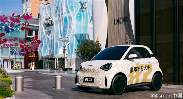 又萌又硬核!smart精灵2号伪装车亮相街头:定位两座纯电小车