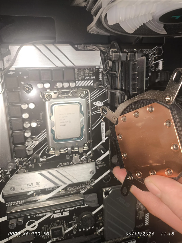 裸跑3年没硅脂!i7-12700K真能抗:全靠降频保命