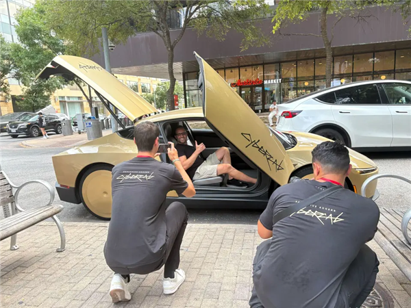 特斯拉史上最低调发布会:量产版Cybercab正式亮相 取消方向盘和踏板