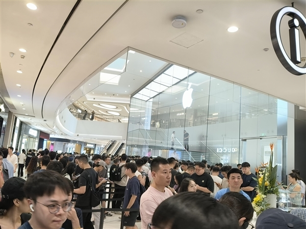 沪广深直击苹果iPhone 18 Pro系列首发 预购等待期缩短 黄牛称当天已有机型“破发”