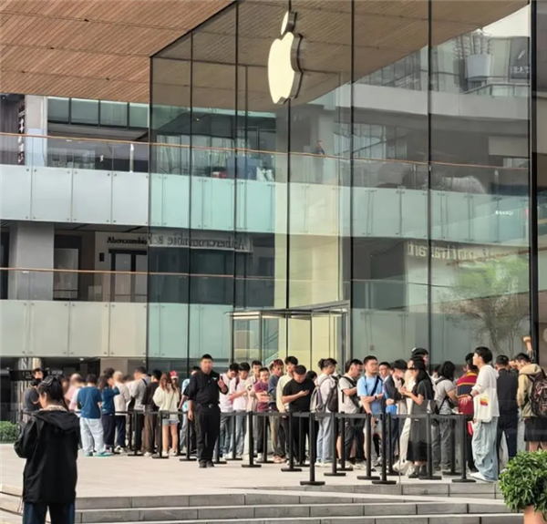 开售第一天:黄牛称iPhone 18 Pro Max价格快崩了!加价从800跌至300元