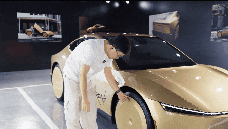 去摸了Cybercab实车 一台真正的“塑料”特斯拉