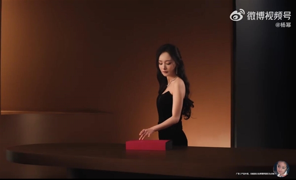 杨幂沉浸式开箱华为Mate XT 2:左右展开 总有惊喜