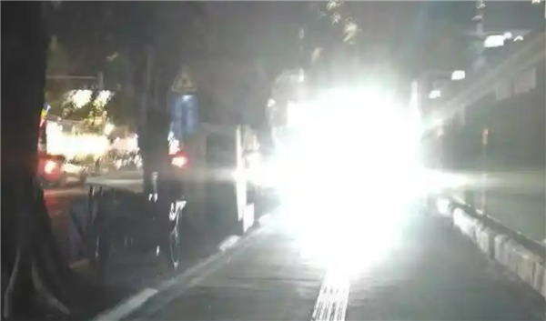 网友狂赞!多地集中治理电驴车灯刺客:不少人将车灯改装为堪比汽车远光灯